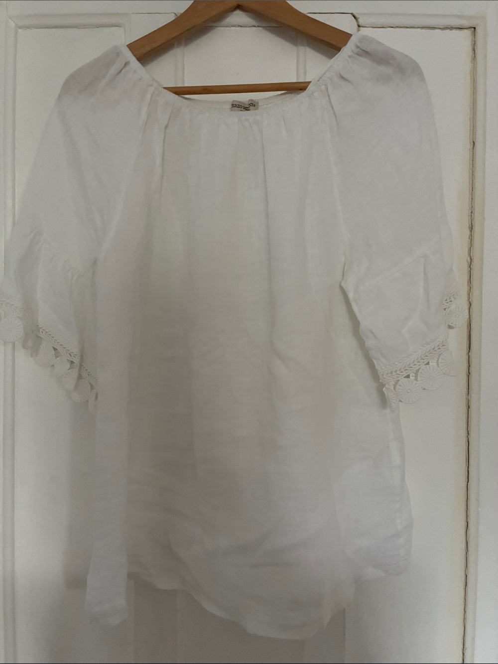 Made in Italy Women’s White Linen Peasant Blouse with Lace Trim